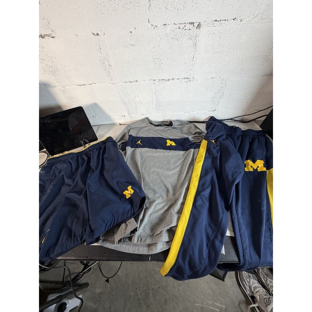 Michigan Wolverines, bundle. Air Jordan Shorts, Sweats And Shirt Large